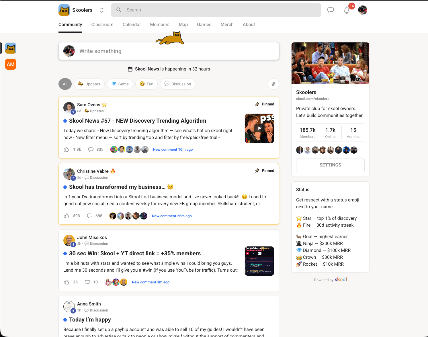 Feed de la comunidad Skool dentro del grupo Skoolers mostrando publicaciones fijadas de Sam Ovens sobre el nuevo algoritmo de tendencias en Discovery, un testimonio de Christine Vabre, y discusiones activas con cientos de comentarios y likes
