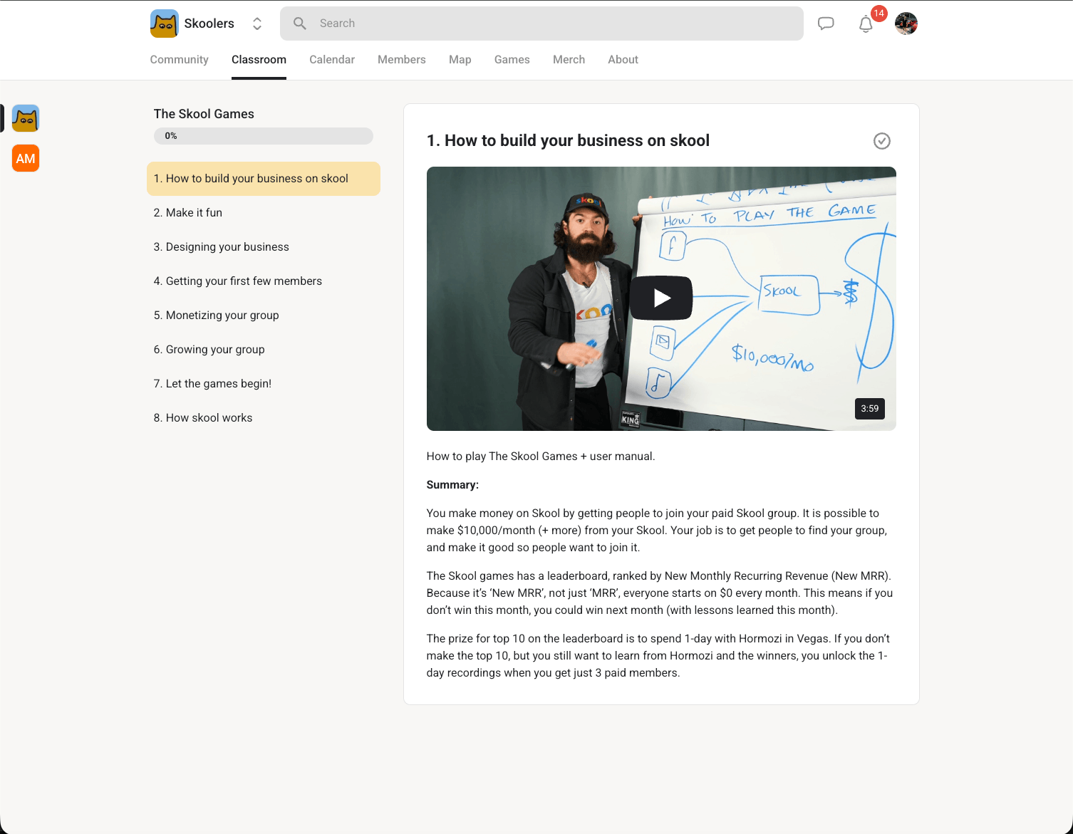 Vista de lección de curso en Skool mostrando el curso The Skool Games con 8 módulos incluyendo How to build your business on skool, Make it fun y Getting your first few members, con una lección en video integrada y seguimiento de finalización
